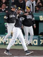 　６回、坂本を遊飛に打ち取り喜ぶモイネロ