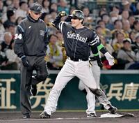 　６回、勝ち越し三塁打を放った柳町