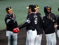 　阪神に勝利し小久保監督（左）は笑顔でナインを迎える（撮影・山口登）