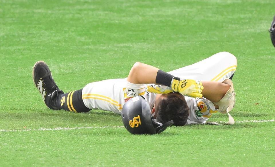 　パＣＳ第４戦で塁審と交錯して倒れこむ中村（１０月１８日）