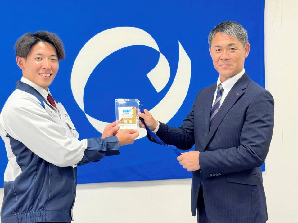 　指名あいさつを受けた王子・九谷（左）と益田スカウト（右）