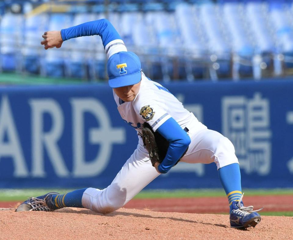 　４回、３番手で登板した東大・渡辺向輝（撮影・佐藤厚）