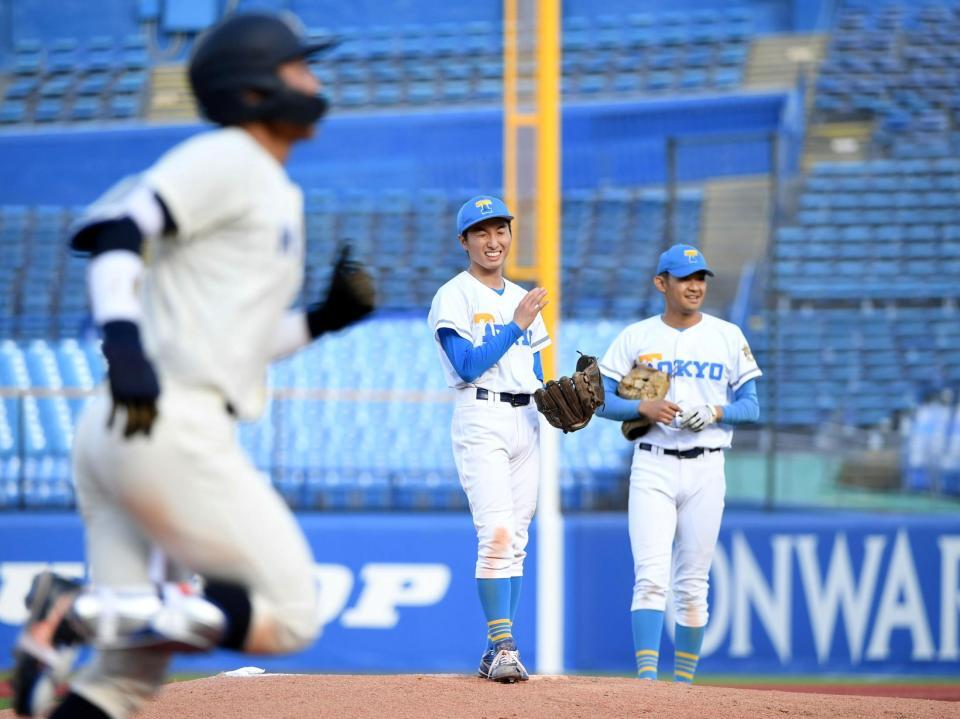 　５回、東大・渡辺向輝（中央）は法大・井上和（右）に本塁打を打たれ、苦笑いを浮かべる（撮影・佐藤厚）