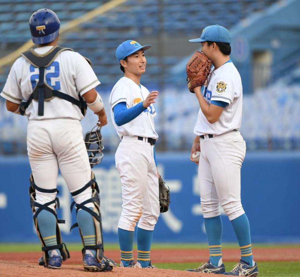 　６回、法大・松下歩叶に適時打を打たれ、佐伯（右）にマウンドを譲る東大・渡辺向輝（撮影・佐藤厚）