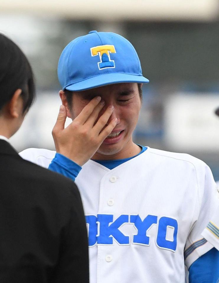 　目頭を押さえる東大・渡辺向輝（撮影・佐藤厚）