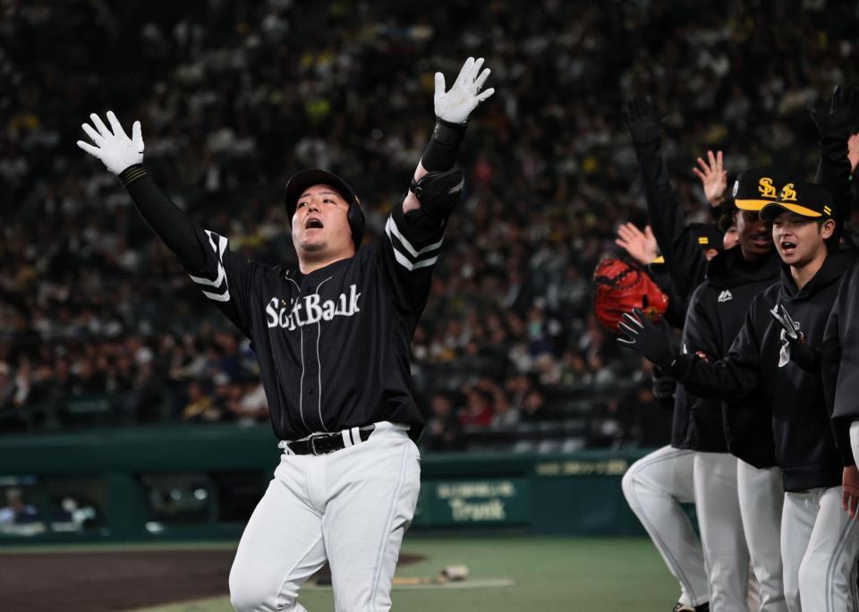 　４回、同点ソロを放った山川はドスコイポーズを決める（撮影・田中太一）