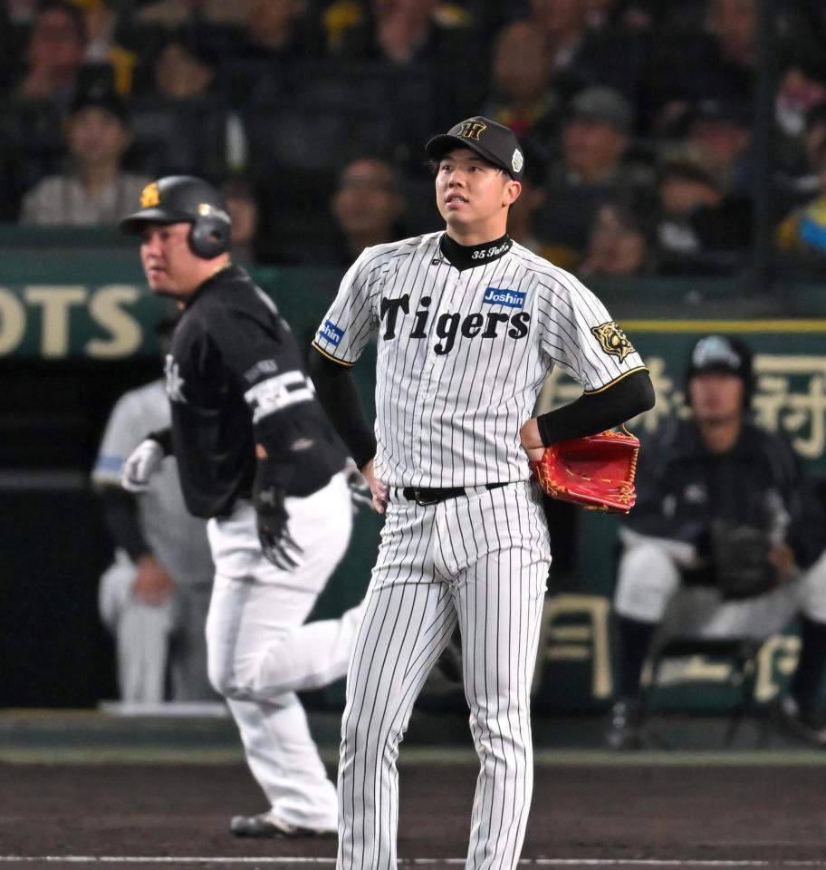 　４回、山川に同点ソロを許す才木（撮影・飯室逸平）