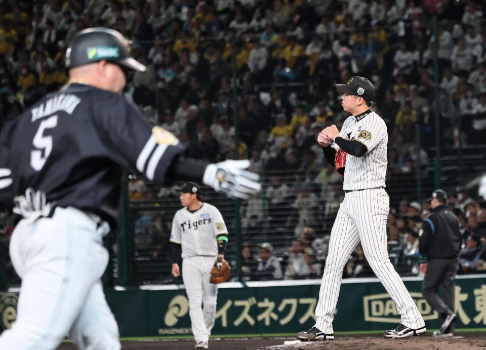 　４回、山川にソロを許す才木（撮影・田中太一）