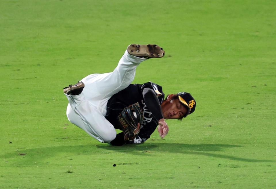 　６回、今宮は坂本の飛球を好捕する（撮影・山口登）