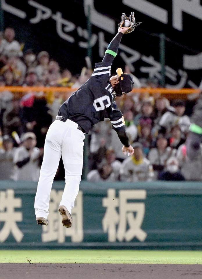 　６回、坂本の遊飛を好捕する今宮