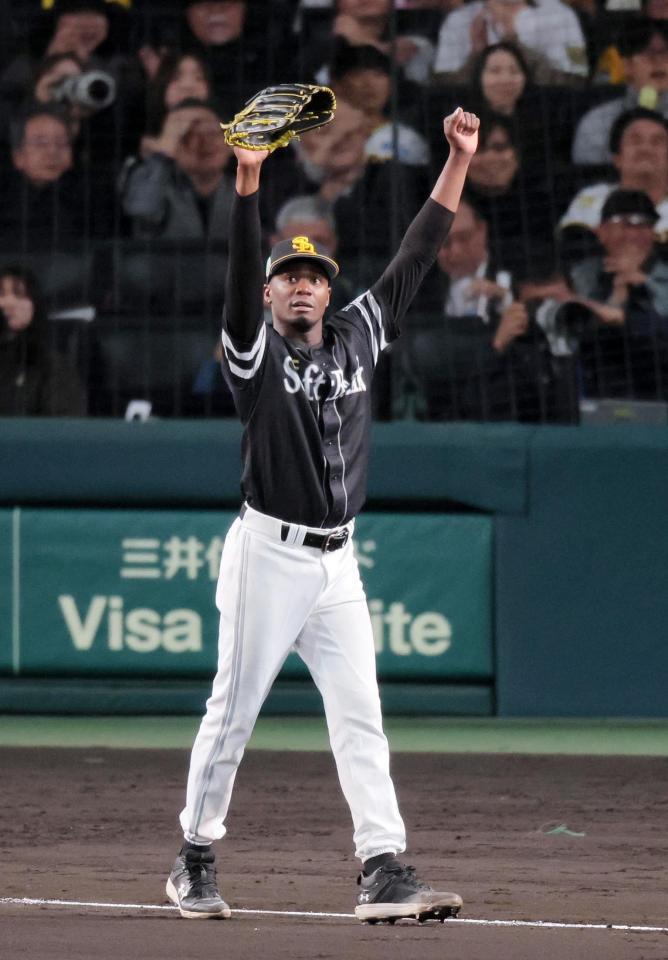 　６回、坂本を遊飛に打ち取り喜ぶモイネロ