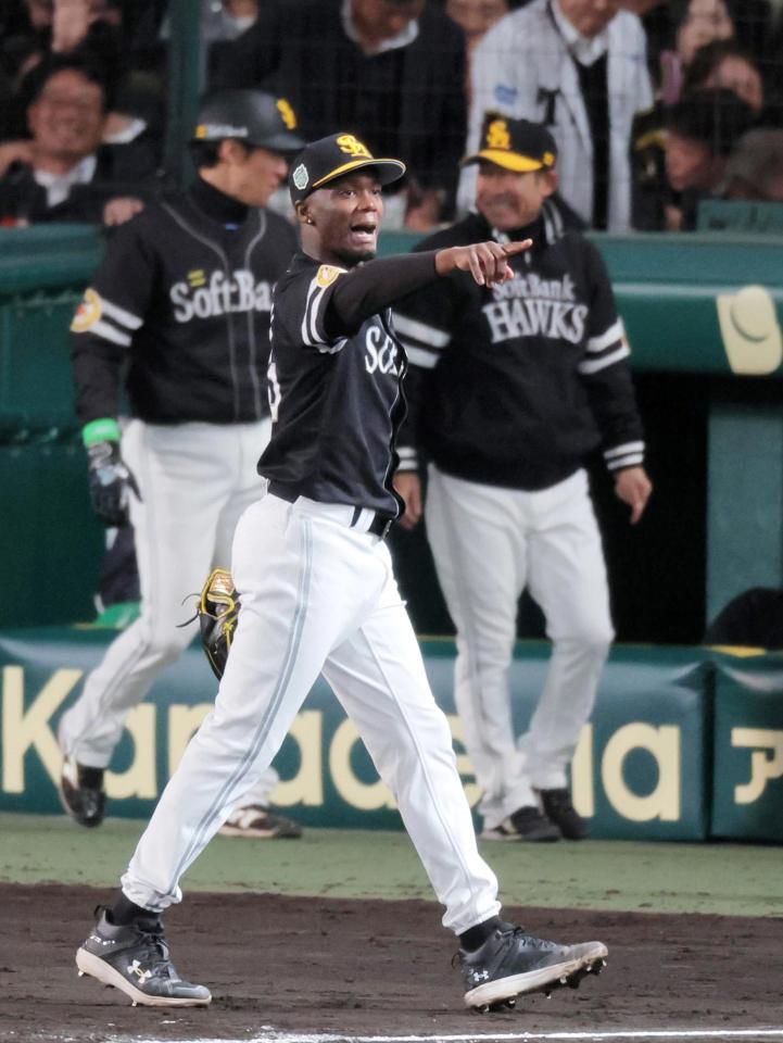 　６回、坂本を遊飛に打ち取り喜ぶモイネロ