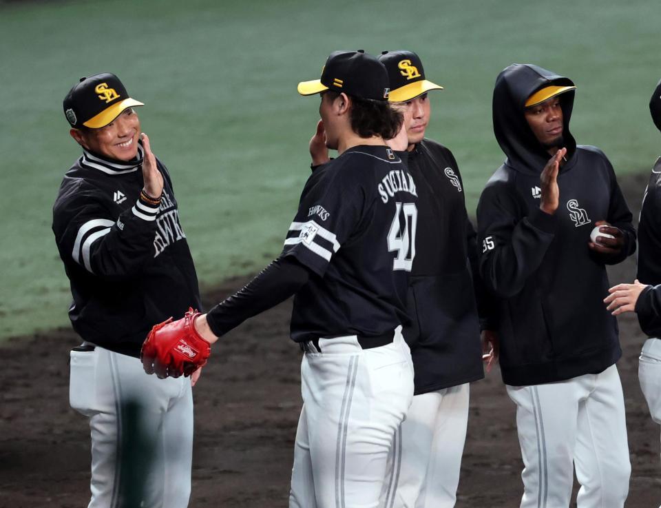 　阪神に勝利し小久保監督（左）は笑顔でナインを迎える（撮影・山口登）