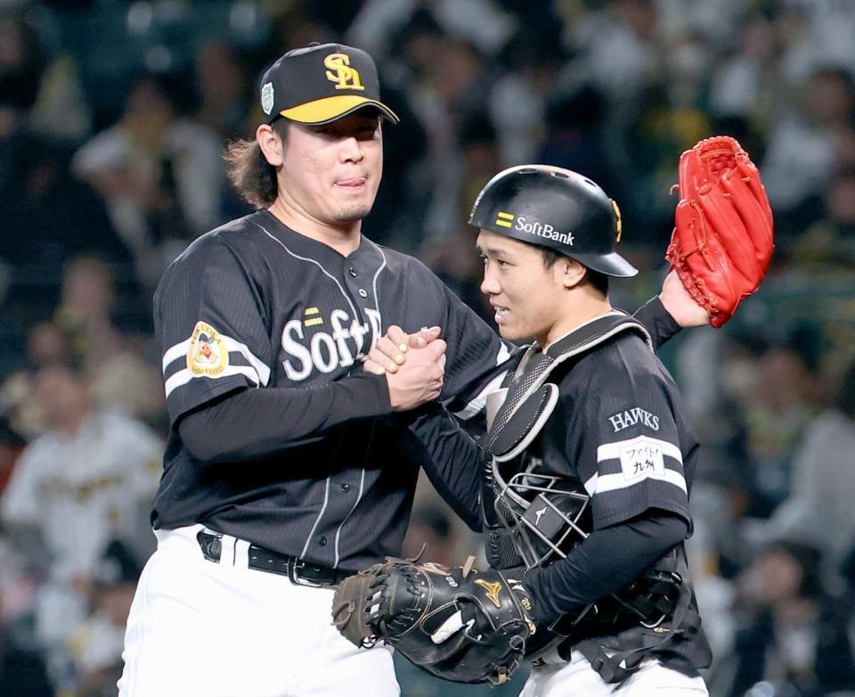 　阪神に勝利し、喜び合う杉山（左）と捕手・海野