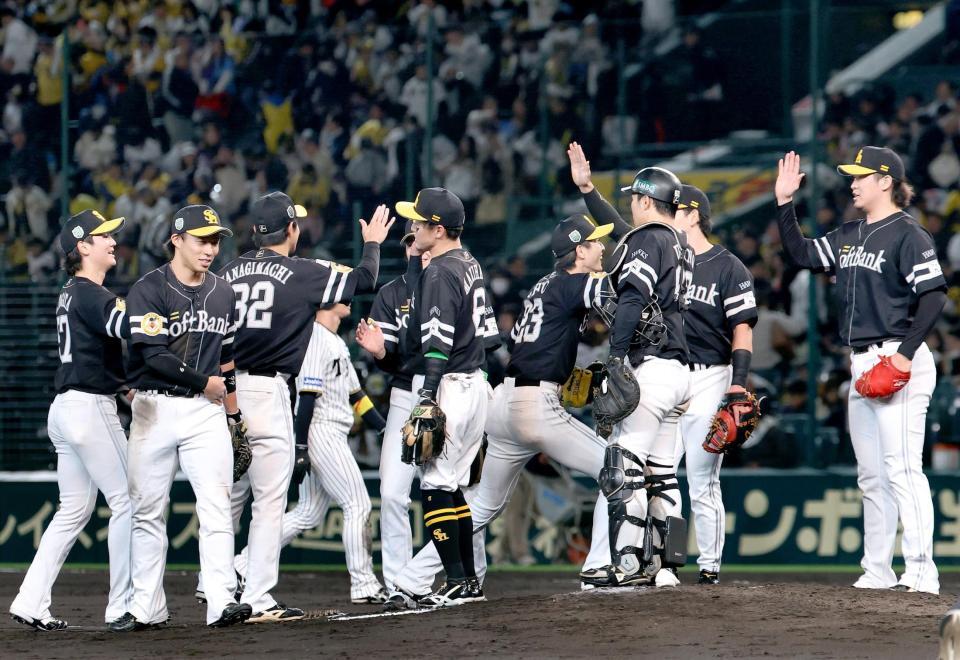 　阪神に勝利し、タッチを交わすソフトバンクナイン