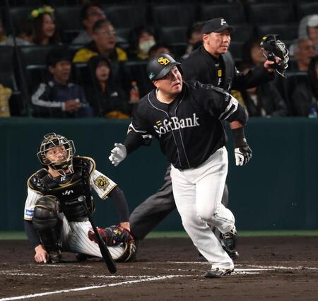 　４回、同点ソロを放つ山川（撮影・金田祐二）