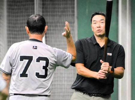 　昨秋キャンプで話し込む桑田２軍監督と阿部監督＝２４年１０月