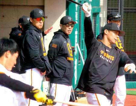 　秋季キャンプで練習を見守る阿部監督（中央）と臨時コーチのイ・スンヨプ氏（左隣）