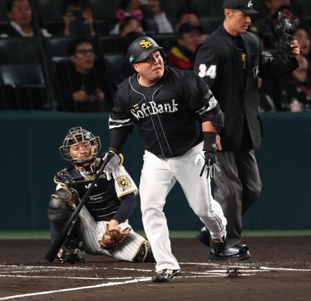 　２回、中越えに先制ソロを放つ山川（撮影・金田祐二）