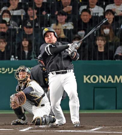 　２回、先制ソロを放つ山川（撮影・立川洋一郎）