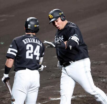 　２回、先制ソロを放ち生還する山川（撮影・山口登）