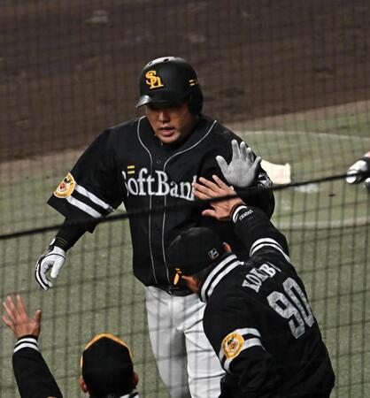 　２回、先制ソロを放ち小久保監督に迎えられる山川（撮影・西田忠信）