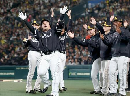 　２回、先制ソロを放ち、ポーズをとる山川（左手前）