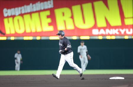 　２回、先制ソロを放ち、本塁へ向かう山川（撮影・西岡正）