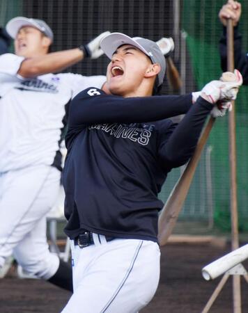 　声を上げながら打撃練習を行う西川（手前）