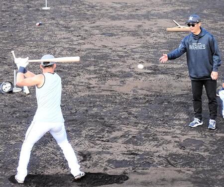 　高部（左）にトスする西岡チーフ打撃兼走塁コーチ