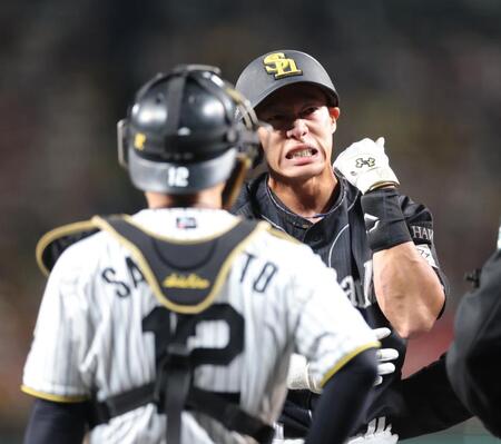 　３回、死球を受け苦痛の表情を浮かべる柳田（撮影・西岡正）