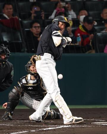 　３回、死球を受ける柳田（撮影・金田祐二）