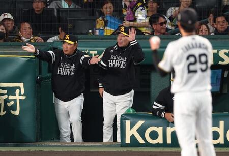 　３回、柳町のポール際の打球にビデオ判定を要求する小久保監督（撮影・金田祐二）