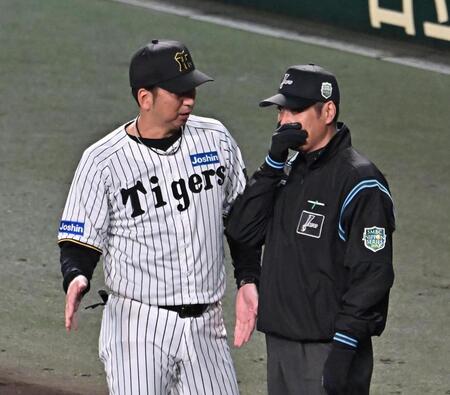 　３回、柳町の打球を巡ったリプレー検証中に審判と話をする藤川監督（撮影・西田忠信）