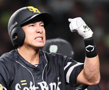 　３回、死球を受ける柳田（撮影・田中太一）