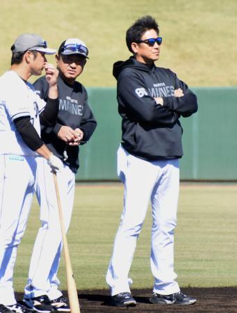 　スタートした秋季キャンプで練習を見守るロッテのサブロー監督（右）＝２９日、宮崎県都城市