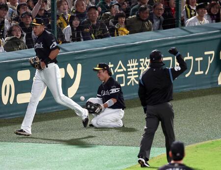 　２回、野村は佐藤輝の飛球を好捕する（撮影・山口登）