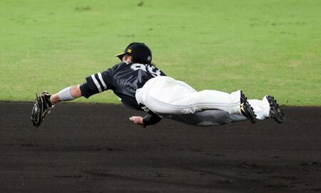 　６回、野村は大山の打球を好捕する（撮影・山口登）
