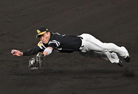 　６回、大山の打球を好捕する野村（撮影・西田忠信）