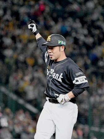 　６回、適時打を放ち、ガッツポーズする代打・近藤