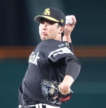 　６回に登板し力投する藤井（撮影・西岡正）