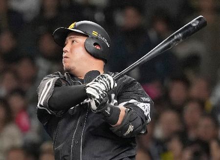 　２回ソフトバンク無死、山川が中越えに先制ソロを放つ＝甲子園