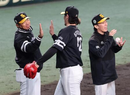 　笑顔でナインを迎える小久保監督（左）＝撮影・山口登