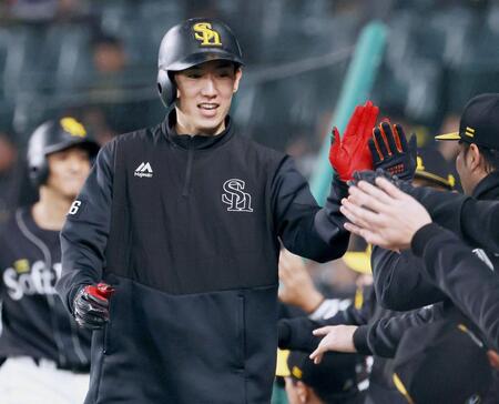 　５回、柳町の左犠飛で生還し、ナインとタッチを交わす三走・大津