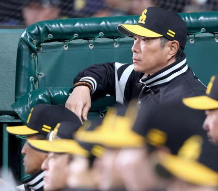 　３回、試合を見つめる小久保監督