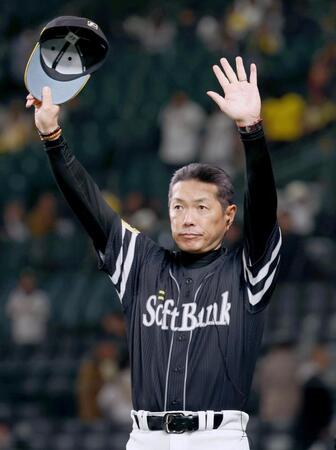 　試合後、ファンの声援に応える小久保監督