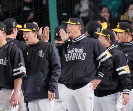 　阪神に勝利し、ナインを迎える小久保監督（中央）