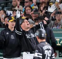 　４回、本塁打を放ちポーズを決める山川