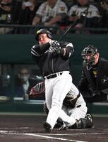 　４回、同点ソロを放つ山川（撮影・飯室逸平）