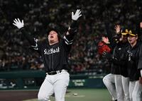 　４回、同点ソロを放った山川はドスコイポーズを決める（撮影・田中太一）